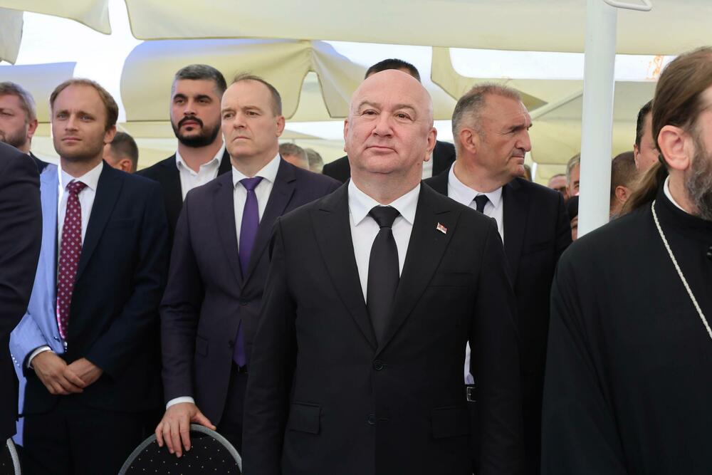 <p>Predsjednik Opštine Nikšić Marko Kovačević kazao je da je "srpski narod, uprkos brojnim istorijskim iskušenjima, uspio da sačuva i obnovi Srpsku pravoslavnu crkvu, za koju je rekao da je "jedan od najvažnijih temelja nacionalnog identiteta"</p>