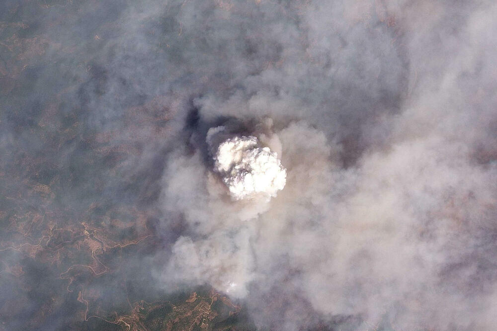 Satelitski snimak prikazuje pirokumulusni oblak iznad područja zahvaćenog požarima u španskoj provinciji Kasteljon, Foto: Reuters