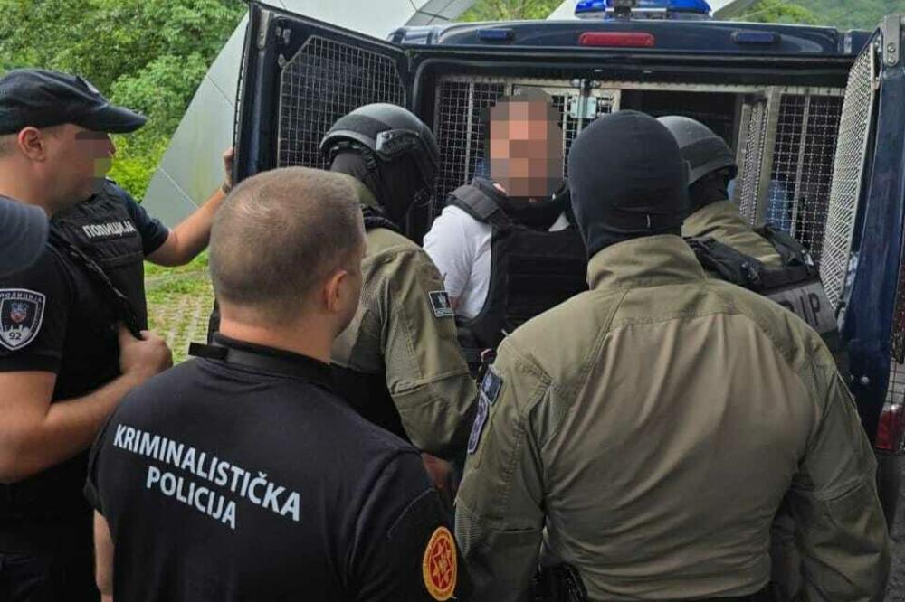 Sprski policajci predaju Kilibardu kolegama iz Crne Gore, Foto: Uprava policije