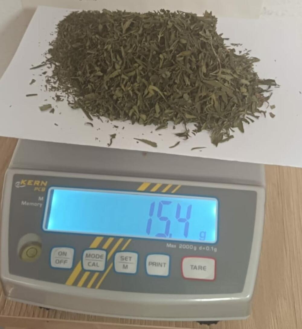 <p>Kod njih su takođe pronađeni vazdušna puška i municija, kao i djelovi oružja, te dron za nadzor posjeda i okoline i predmeti koji se koriste za vaganje i pakovanje droge, saopšteno je iz Uprave policije</p>