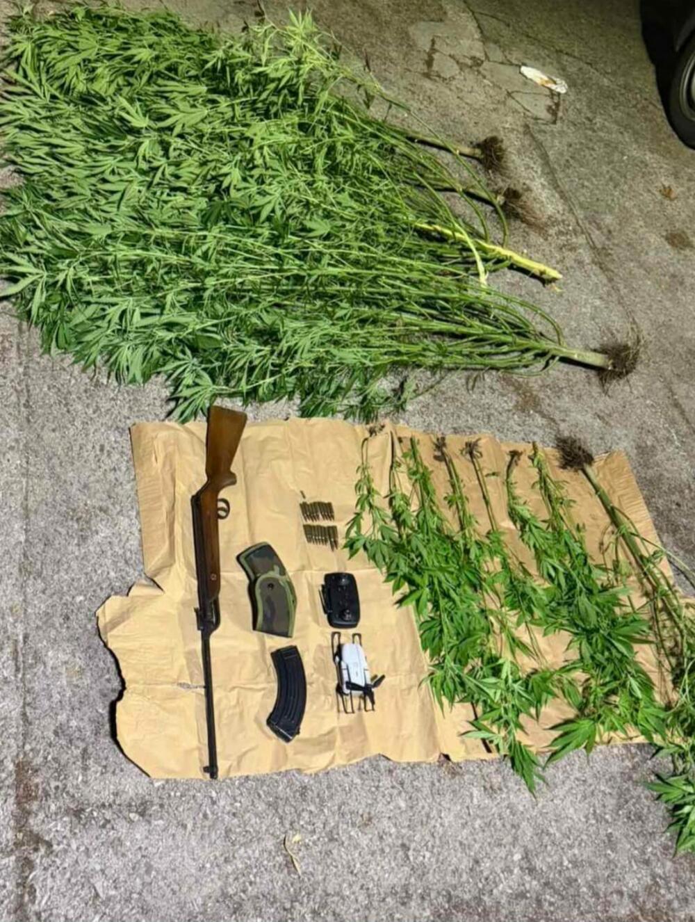 <p>Kod njih su takođe pronađeni vazdušna puška i municija, kao i djelovi oružja, te dron za nadzor posjeda i okoline i predmeti koji se koriste za vaganje i pakovanje droge, saopšteno je iz Uprave policije</p>