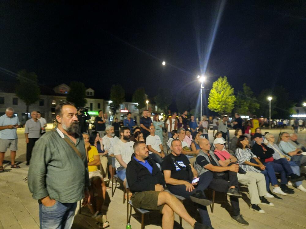 Rakočević (lijevo, stoji)