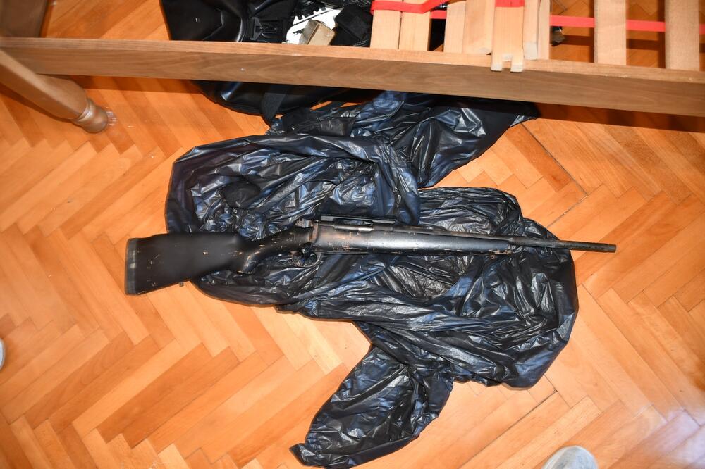 <p>Direktor Uprave policije Lazar Šćepanović naglasio je, na konferenciji za novinare, da su hapšenjem dvojice Novljana najvjerovatnije spriječena najteža krivična djela u obračunima organizovanih kriminalnih grupa</p>