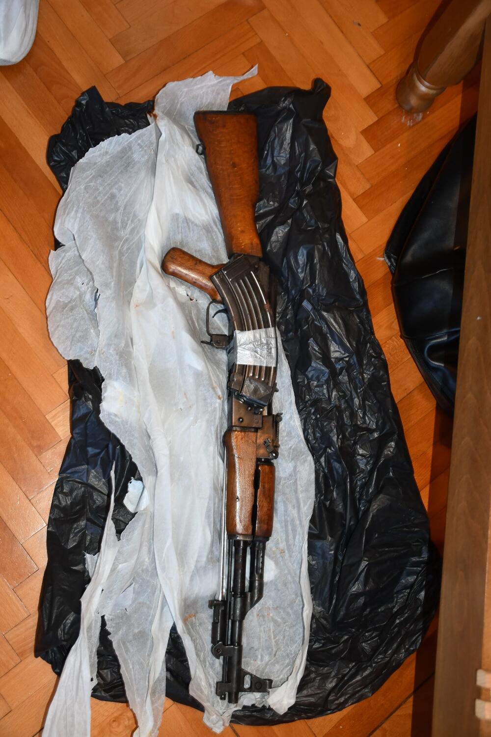 <p>Direktor Uprave policije Lazar Šćepanović naglasio je, na konferenciji za novinare, da su hapšenjem dvojice Novljana najvjerovatnije spriječena najteža krivična djela u obračunima organizovanih kriminalnih grupa</p>