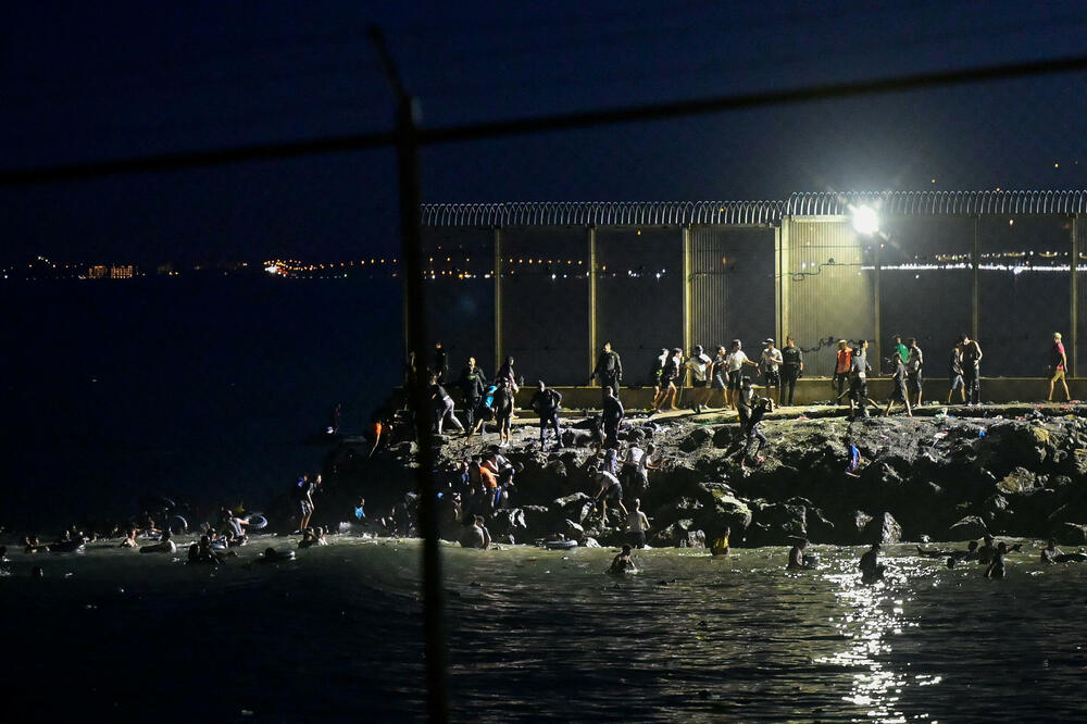 Migranti plivaju do Seute masovno prelazeći granicu sa Španijom, Foto: REUTERS