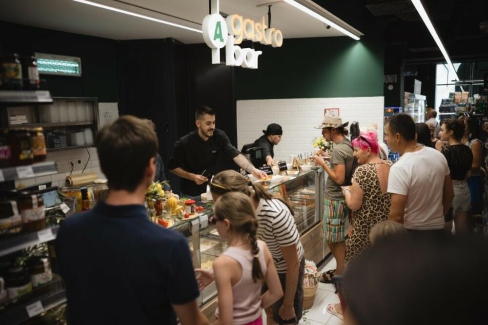 <p>Kampanja &bdquo;Ukusi Italije&ldquo;, realizovana uz podršku Italijanske agencije za spoljnu trgovinu (ICE) i Ambasade Italije, a u saradnji sa kompanijom Domaća trgovina, uspješno je završena, potvrdivši još jednom veliko interesovanje potrošača za autentične italijanske proizvode.</p>  <p> </p>
