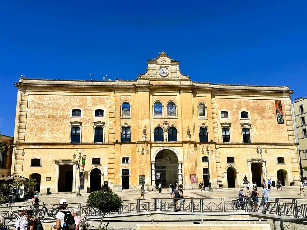 Palata Anuncijata na glavnom trgu u Materi