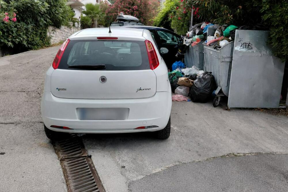 Auta blokiraju kontejnere, Foto: Komunalno Tivat