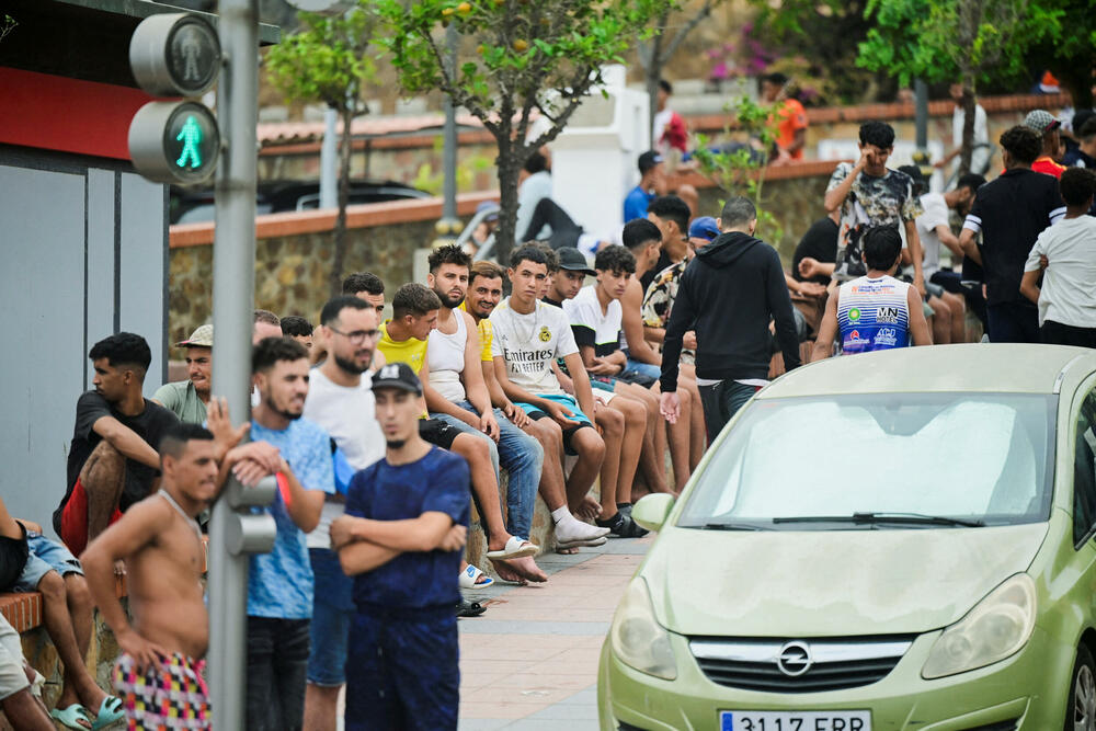 <p>Španske vlasti saopštile da je od juče ujutro granicu prešlo oko 50.000 osoba i procijenilo da se do danas u 18 časova vratilo njih 48.300. Predsjednik lokalne vlade Seute kazao da je tokom prethodna dva dana granicu prešlo čak 60.000 ljudi</p>