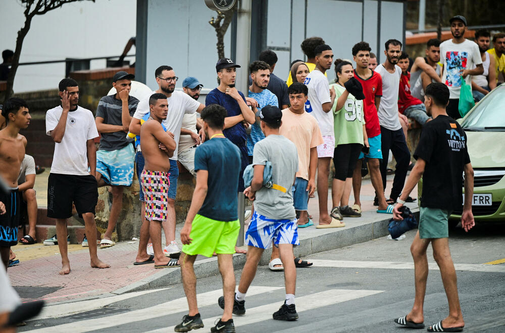<p>Španske vlasti saopštile da je od juče ujutro granicu prešlo oko 50.000 osoba i procijenilo da se do danas u 18 časova vratilo njih 48.300. Predsjednik lokalne vlade Seute kazao da je tokom prethodna dva dana granicu prešlo čak 60.000 ljudi</p>