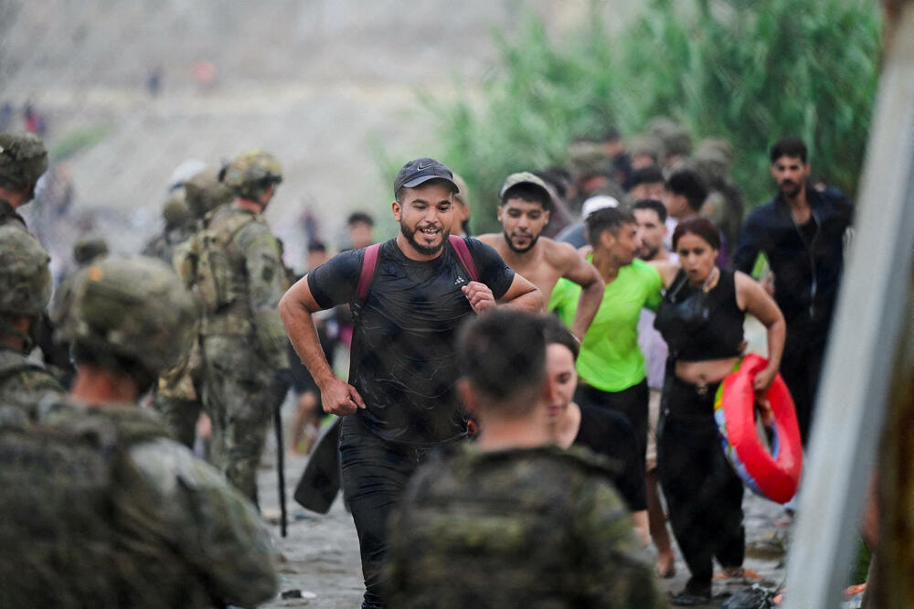 Migranti iz Maroka juče stižu na špansku granicu u Seuti, Foto: Rojters
