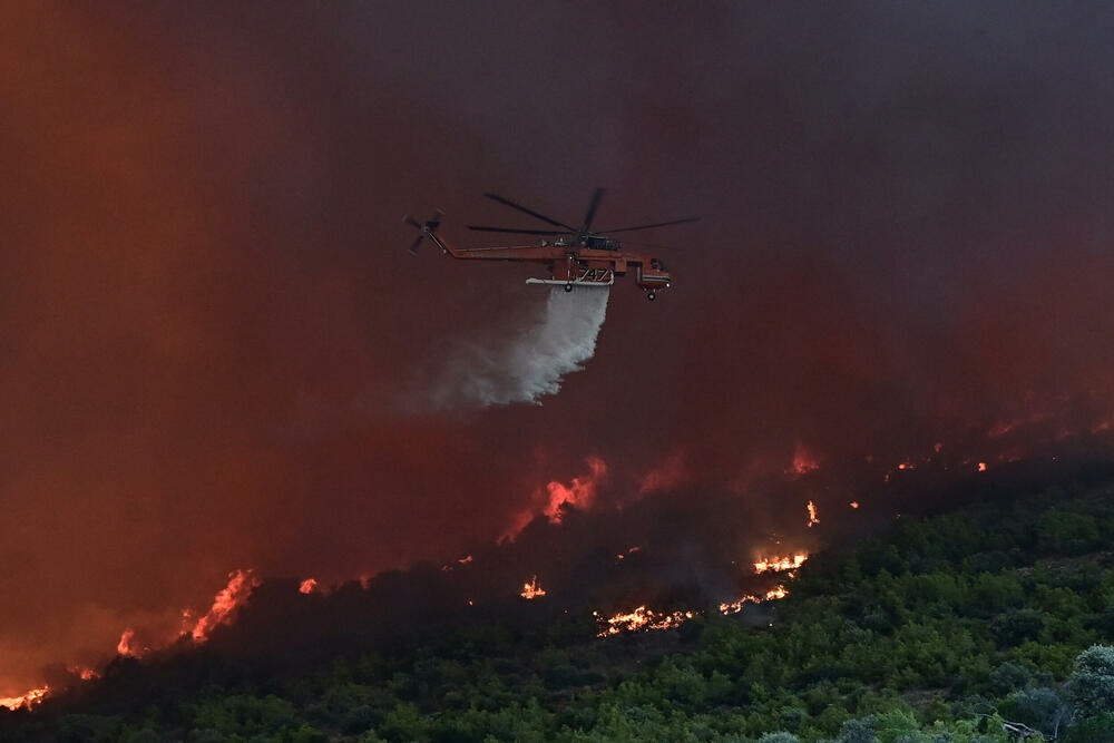 <p>Požari, podstaknuti olujnim vjetrovima, rasplamsali su se širom Grčke, koja je do posljednjih dana imala manje toplotnih talasa i relativno mirnu sezonu požara</p>