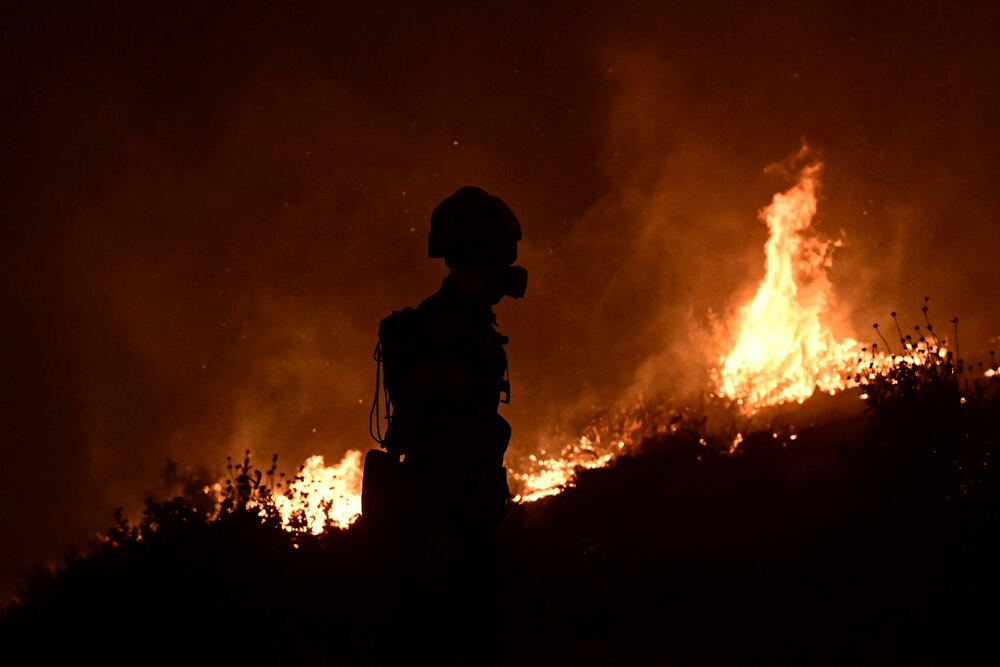 <p>Požari, podstaknuti olujnim vjetrovima, rasplamsali su se širom Grčke, koja je do posljednjih dana imala manje toplotnih talasa i relativno mirnu sezonu požara</p>