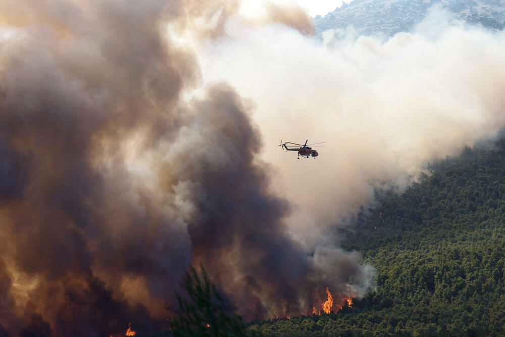 <p>Požari, podstaknuti olujnim vjetrovima, rasplamsali su se širom Grčke, koja je do posljednjih dana imala manje toplotnih talasa i relativno mirnu sezonu požara</p>