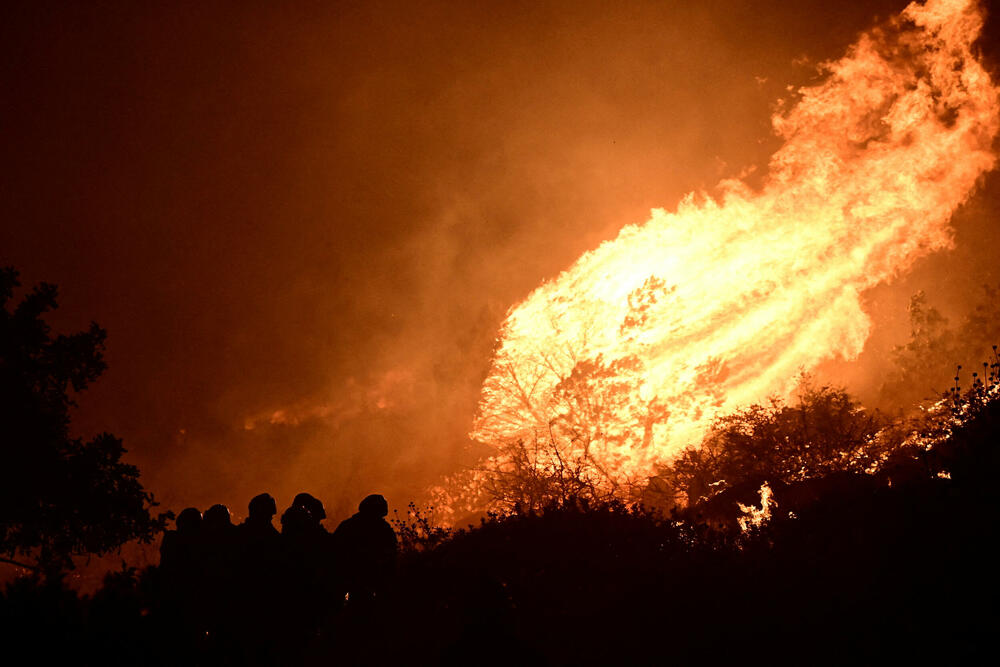 <p>Požari, podstaknuti olujnim vjetrovima, rasplamsali su se širom Grčke, koja je do posljednjih dana imala manje toplotnih talasa i relativno mirnu sezonu požara</p>