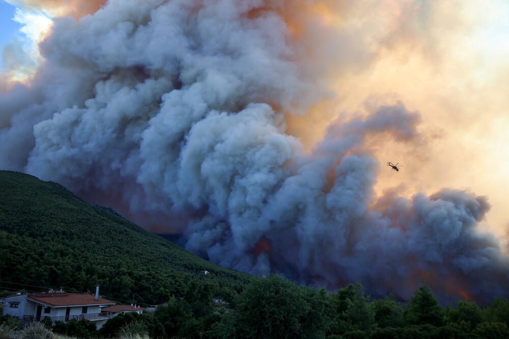 <p>Požari, podstaknuti olujnim vjetrovima, rasplamsali su se širom Grčke, koja je do posljednjih dana imala manje toplotnih talasa i relativno mirnu sezonu požara</p>