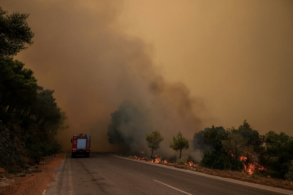 <p>Požari, podstaknuti olujnim vjetrovima, rasplamsali su se širom Grčke, koja je do posljednjih dana imala manje toplotnih talasa i relativno mirnu sezonu požara</p>