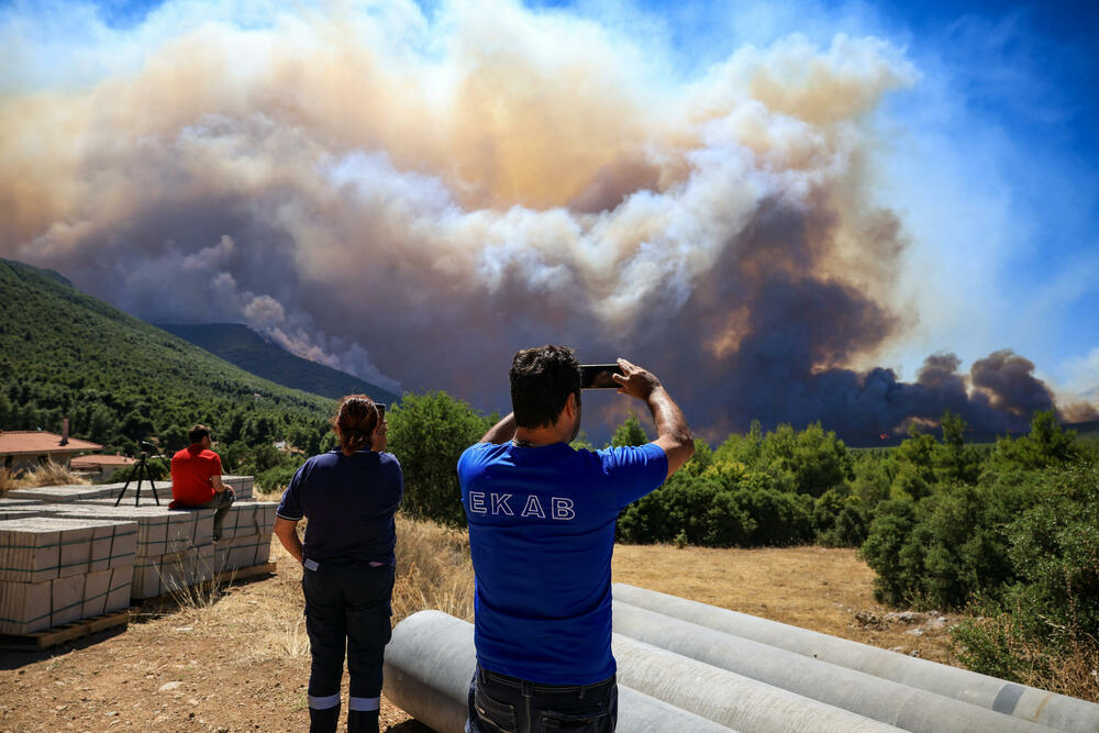 <p>Požari, podstaknuti olujnim vjetrovima, rasplamsali su se širom Grčke, koja je do posljednjih dana imala manje toplotnih talasa i relativno mirnu sezonu požara</p>