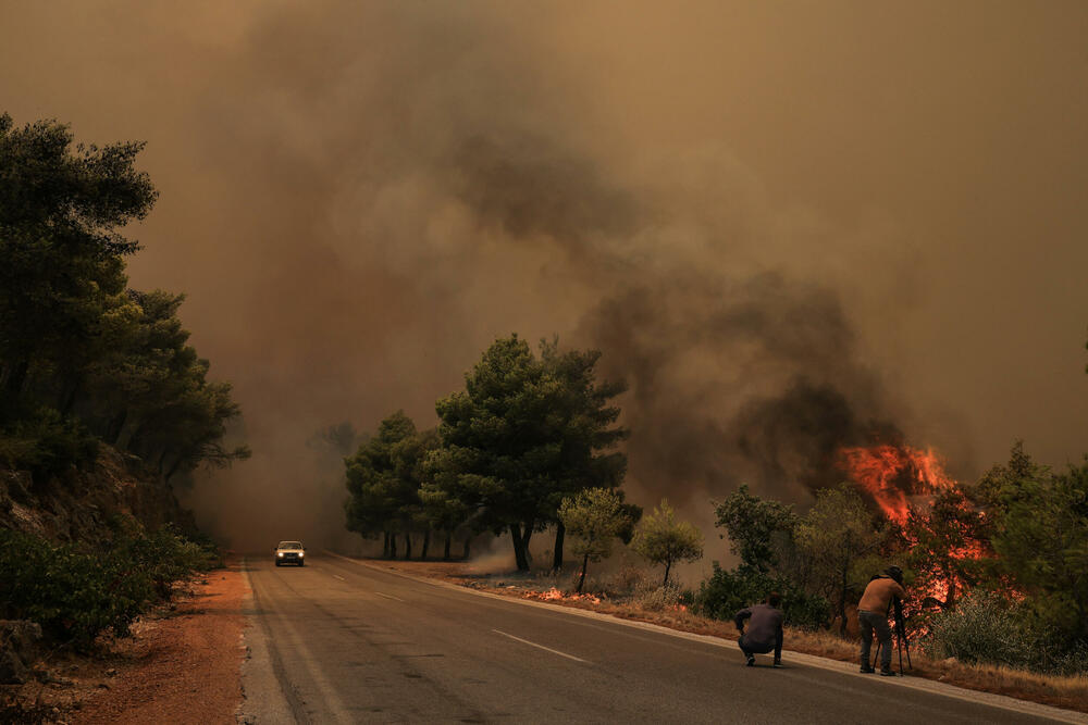 <p>Požari, podstaknuti olujnim vjetrovima, rasplamsali su se širom Grčke, koja je do posljednjih dana imala manje toplotnih talasa i relativno mirnu sezonu požara</p>