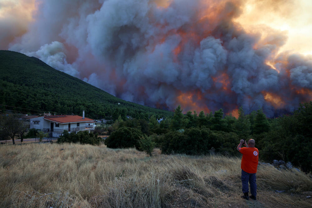 <p>Požari, podstaknuti olujnim vjetrovima, rasplamsali su se širom Grčke, koja je do posljednjih dana imala manje toplotnih talasa i relativno mirnu sezonu požara</p>