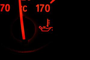 Kazaljka temperature ide prema crvenom? Ovo može spasiti motor od...
