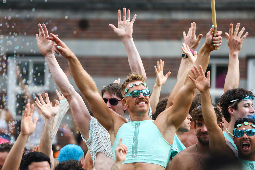 <p>Parada brodova kanalima predstavlja godišnji vrhunac Amsterdam Pridea. Organizatori su izabrali Amsterdam za domaćina ovogodišnjeg WorldPridea, povodom 25 godina od prvog zakonski priznatog istopolnog braka u svijetu, sklopljenog u tom gradu</p>