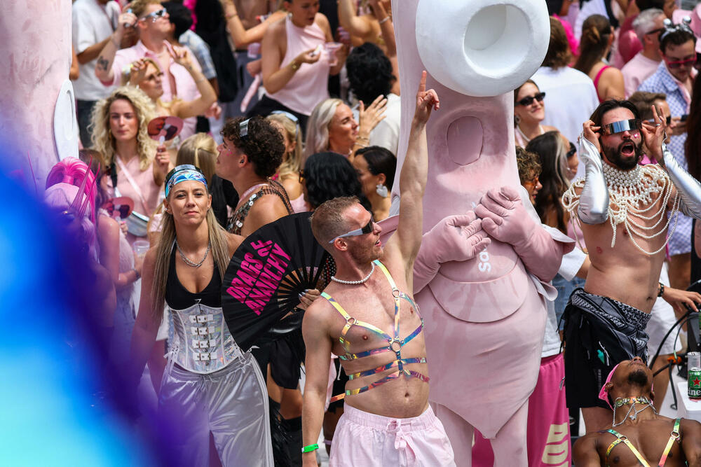 <p>Parada brodova kanalima predstavlja godišnji vrhunac Amsterdam Pridea. Organizatori su izabrali Amsterdam za domaćina ovogodišnjeg WorldPridea, povodom 25 godina od prvog zakonski priznatog istopolnog braka u svijetu, sklopljenog u tom gradu</p>