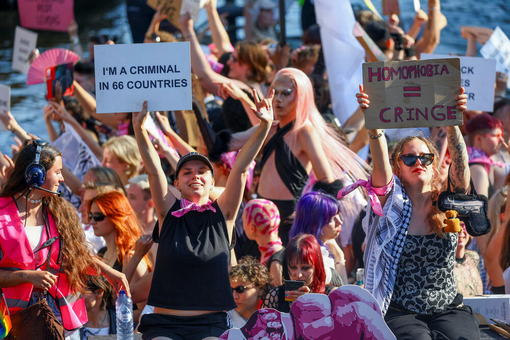 <p>Parada brodova kanalima predstavlja godišnji vrhunac Amsterdam Pridea. Organizatori su izabrali Amsterdam za domaćina ovogodišnjeg WorldPridea, povodom 25 godina od prvog zakonski priznatog istopolnog braka u svijetu, sklopljenog u tom gradu</p>