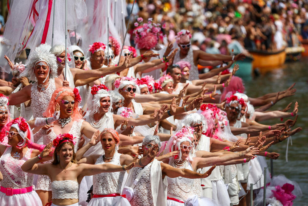 <p>Parada brodova kanalima predstavlja godišnji vrhunac Amsterdam Pridea. Organizatori su izabrali Amsterdam za domaćina ovogodišnjeg WorldPridea, povodom 25 godina od prvog zakonski priznatog istopolnog braka u svijetu, sklopljenog u tom gradu</p>
