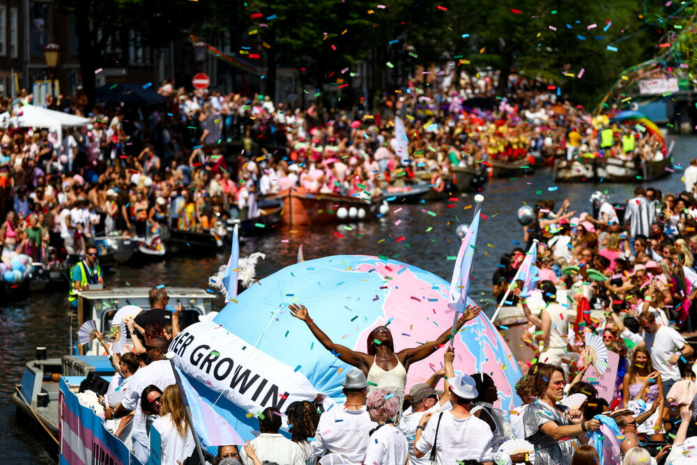 <p>Parada brodova kanalima predstavlja godišnji vrhunac Amsterdam Pridea. Organizatori su izabrali Amsterdam za domaćina ovogodišnjeg WorldPridea, povodom 25 godina od prvog zakonski priznatog istopolnog braka u svijetu, sklopljenog u tom gradu</p>