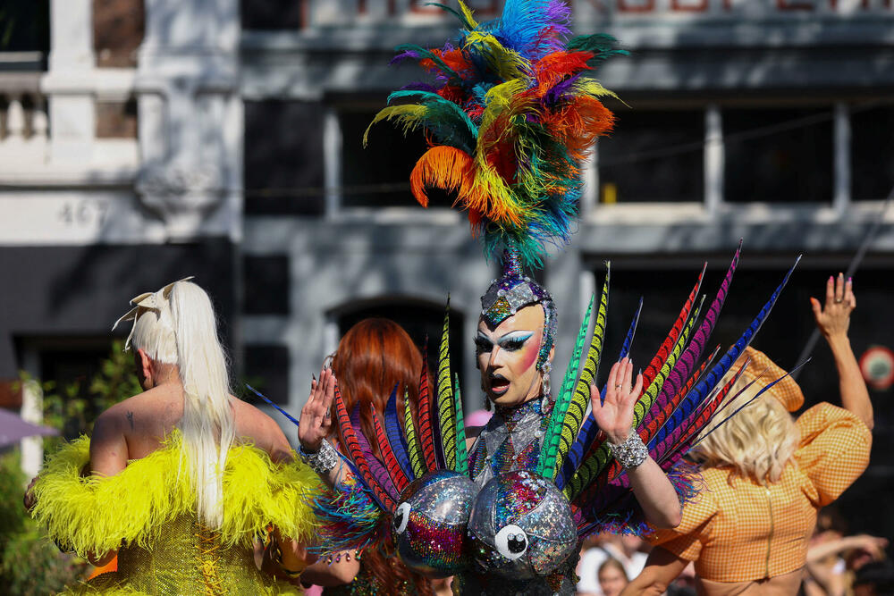 <p>Parada brodova kanalima predstavlja godišnji vrhunac Amsterdam Pridea. Organizatori su izabrali Amsterdam za domaćina ovogodišnjeg WorldPridea, povodom 25 godina od prvog zakonski priznatog istopolnog braka u svijetu, sklopljenog u tom gradu</p>