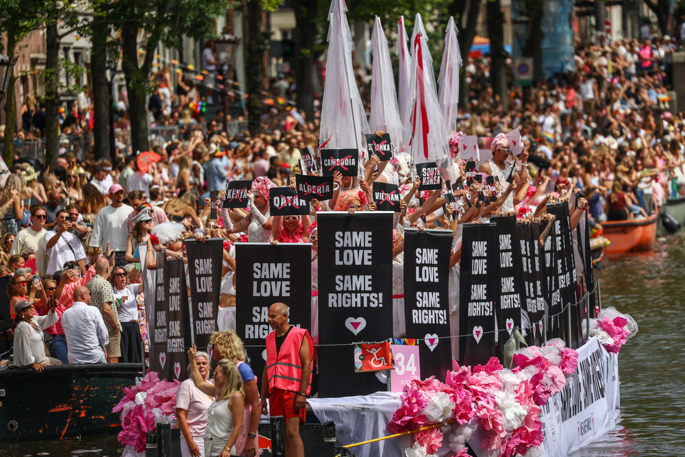 <p>Parada brodova kanalima predstavlja godišnji vrhunac Amsterdam Pridea. Organizatori su izabrali Amsterdam za domaćina ovogodišnjeg WorldPridea, povodom 25 godina od prvog zakonski priznatog istopolnog braka u svijetu, sklopljenog u tom gradu</p>