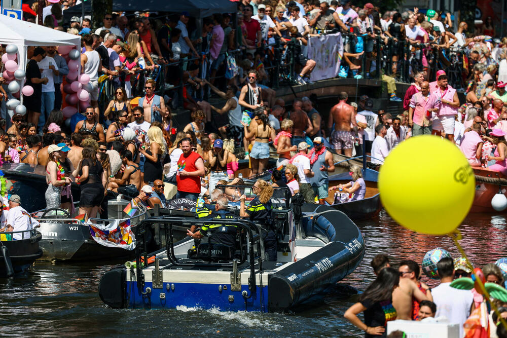<p>Parada brodova kanalima predstavlja godišnji vrhunac Amsterdam Pridea. Organizatori su izabrali Amsterdam za domaćina ovogodišnjeg WorldPridea, povodom 25 godina od prvog zakonski priznatog istopolnog braka u svijetu, sklopljenog u tom gradu</p>