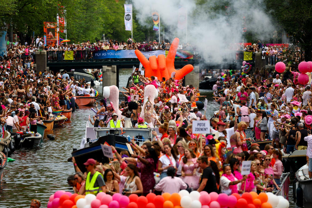 <p>Parada brodova kanalima predstavlja godišnji vrhunac Amsterdam Pridea. Organizatori su izabrali Amsterdam za domaćina ovogodišnjeg WorldPridea, povodom 25 godina od prvog zakonski priznatog istopolnog braka u svijetu, sklopljenog u tom gradu</p>