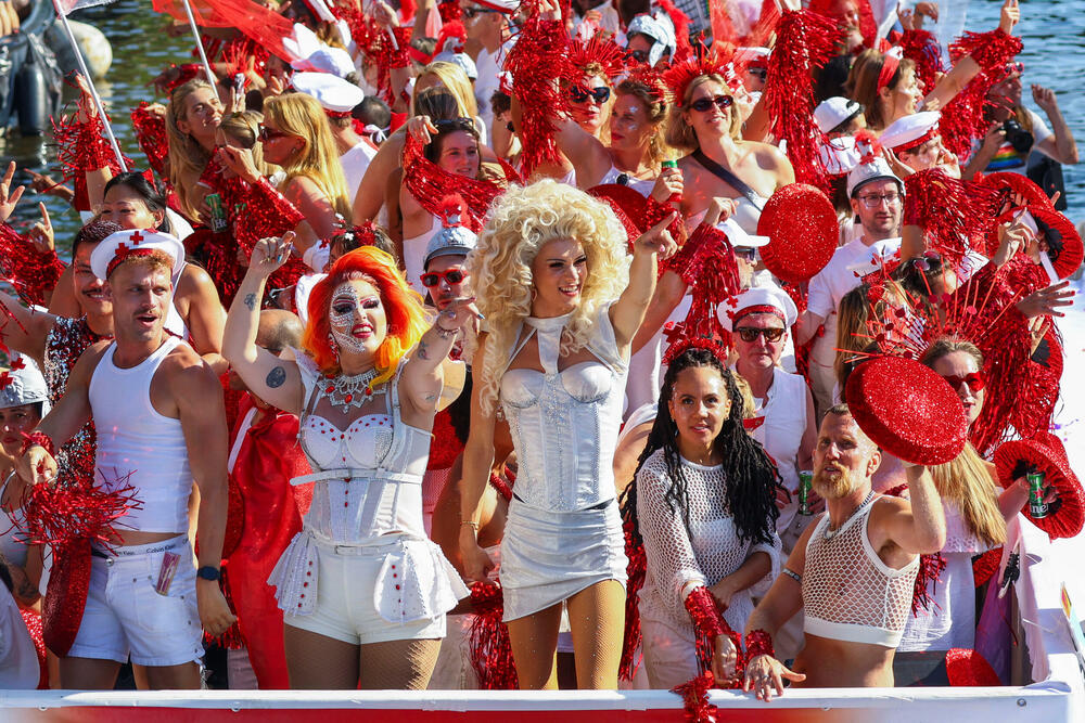 <p>Parada brodova kanalima predstavlja godišnji vrhunac Amsterdam Pridea. Organizatori su izabrali Amsterdam za domaćina ovogodišnjeg WorldPridea, povodom 25 godina od prvog zakonski priznatog istopolnog braka u svijetu, sklopljenog u tom gradu</p>
