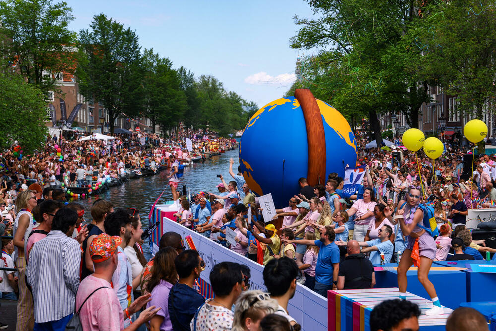 <p>Parada brodova kanalima predstavlja godišnji vrhunac Amsterdam Pridea. Organizatori su izabrali Amsterdam za domaćina ovogodišnjeg WorldPridea, povodom 25 godina od prvog zakonski priznatog istopolnog braka u svijetu, sklopljenog u tom gradu</p>