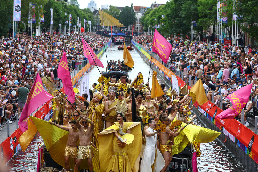 <p>Parada brodova kanalima predstavlja godišnji vrhunac Amsterdam Pridea. Organizatori su izabrali Amsterdam za domaćina ovogodišnjeg WorldPridea, povodom 25 godina od prvog zakonski priznatog istopolnog braka u svijetu, sklopljenog u tom gradu</p>