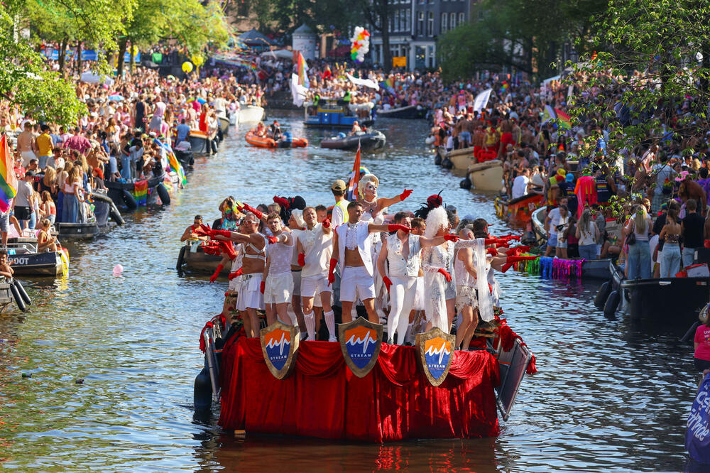 <p>Parada brodova kanalima predstavlja godišnji vrhunac Amsterdam Pridea. Organizatori su izabrali Amsterdam za domaćina ovogodišnjeg WorldPridea, povodom 25 godina od prvog zakonski priznatog istopolnog braka u svijetu, sklopljenog u tom gradu</p>