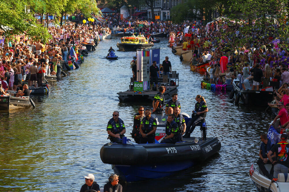 <p>Parada brodova kanalima predstavlja godišnji vrhunac Amsterdam Pridea. Organizatori su izabrali Amsterdam za domaćina ovogodišnjeg WorldPridea, povodom 25 godina od prvog zakonski priznatog istopolnog braka u svijetu, sklopljenog u tom gradu</p>