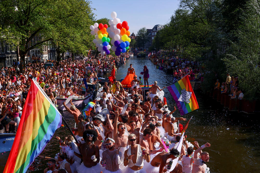 <p>Parada brodova kanalima predstavlja godišnji vrhunac Amsterdam Pridea. Organizatori su izabrali Amsterdam za domaćina ovogodišnjeg WorldPridea, povodom 25 godina od prvog zakonski priznatog istopolnog braka u svijetu, sklopljenog u tom gradu</p>