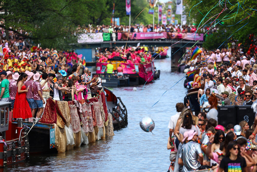 <p>Parada brodova kanalima predstavlja godišnji vrhunac Amsterdam Pridea. Organizatori su izabrali Amsterdam za domaćina ovogodišnjeg WorldPridea, povodom 25 godina od prvog zakonski priznatog istopolnog braka u svijetu, sklopljenog u tom gradu</p>