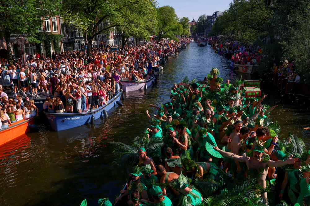 <p>Parada brodova kanalima predstavlja godišnji vrhunac Amsterdam Pridea. Organizatori su izabrali Amsterdam za domaćina ovogodišnjeg WorldPridea, povodom 25 godina od prvog zakonski priznatog istopolnog braka u svijetu, sklopljenog u tom gradu</p>