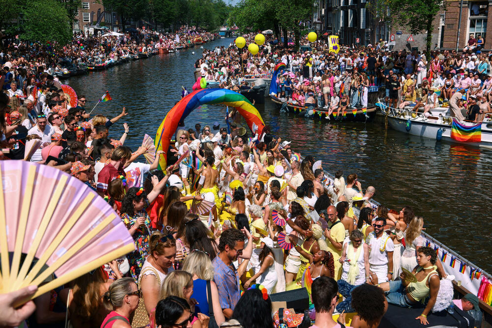 <p>Parada brodova kanalima predstavlja godišnji vrhunac Amsterdam Pridea. Organizatori su izabrali Amsterdam za domaćina ovogodišnjeg WorldPridea, povodom 25 godina od prvog zakonski priznatog istopolnog braka u svijetu, sklopljenog u tom gradu</p>