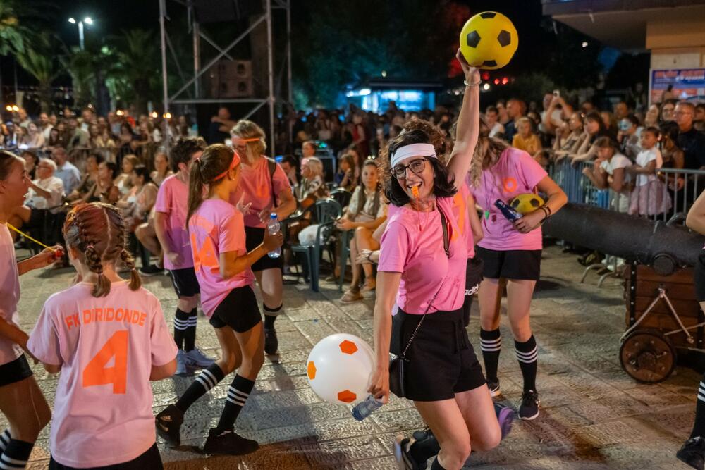 <p>Novom karnevalskom rutom prodefilovalo 20 karnevalskih grupa</p>