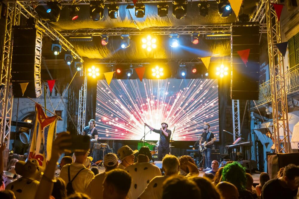 <p>Novom karnevalskom rutom prodefilovalo 20 karnevalskih grupa</p>