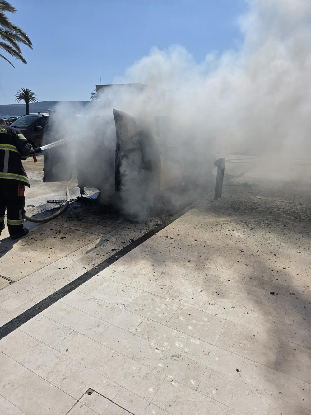 <p>Brza intervencija pripadnika Službe zaštite i spašavanja Opštine Tivat spriječila je širenje vatre na okolne objekte i na plovila vezana u ovom dijelu elitne tivatske marine</p>  <div contenteditable="false" tabindex="-1"> </div>