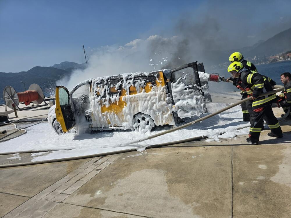 <p>Brza intervencija pripadnika Službe zaštite i spašavanja Opštine Tivat spriječila je širenje vatre na okolne objekte i na plovila vezana u ovom dijelu elitne tivatske marine</p>  <div contenteditable="false" tabindex="-1"> </div>
