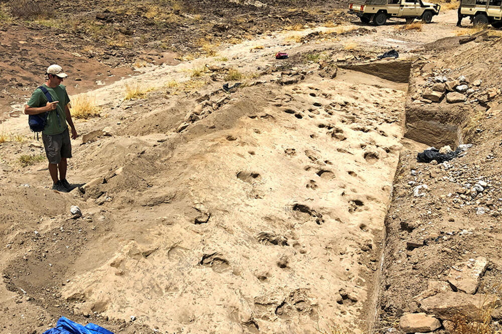 Otisci stopala u sedimentima duž obale jezera, za koje se smatra da su ih ostavili pripadnici vrste hominina Paranthropus boisei, Foto: Reuters
