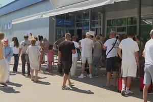 Špic sezone na aerodromu Tivat: Redovi i vrućina kvare sliku...