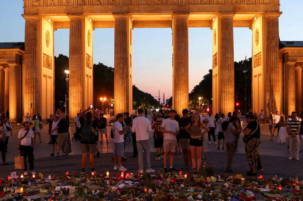 Ljudi odaju počast stradalima u Berlinu, Foto: Rojters